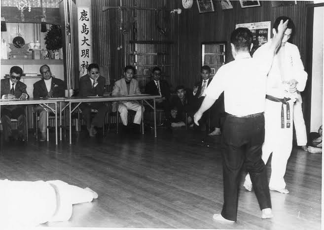 Passage du Hyaku Nin Kumite devant le jury