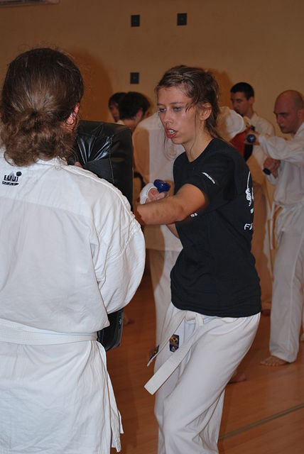 Un membre de l'équipe de France Kyokushin à Lyon.
