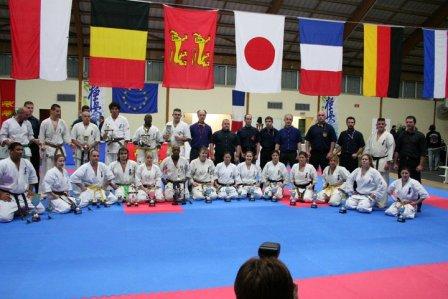 Photo de groupe finale des combattants et arbitres